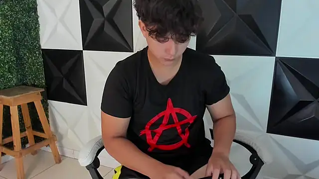 Snapshot of Dani_cumboy chatting on November 2025 01:20:01 PM Dani cumboy online show from November 2025 01:20:01 PM