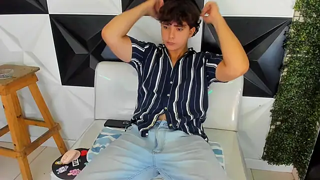 Snapshot of Dani_cumboy chatting on November 2025 02:39:02 PM Dani cumboy online show from November 2025 02:39:02 PM