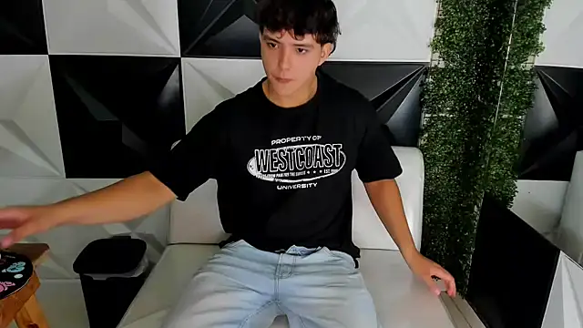 Snapshot of Dani_cumboy chatting on November 2025 02:42:01 PM Dani cumboy online show from November 2025 02:42:01 PM