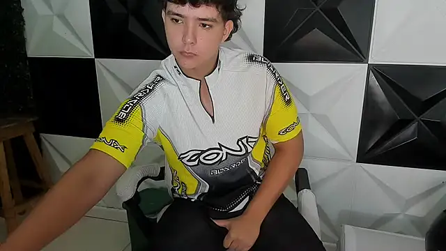 Snapshot of Dani_cumboy chatting on December 2025 02:22:02 PM Dani cumboy online show from December 2025 02:22:02 PM