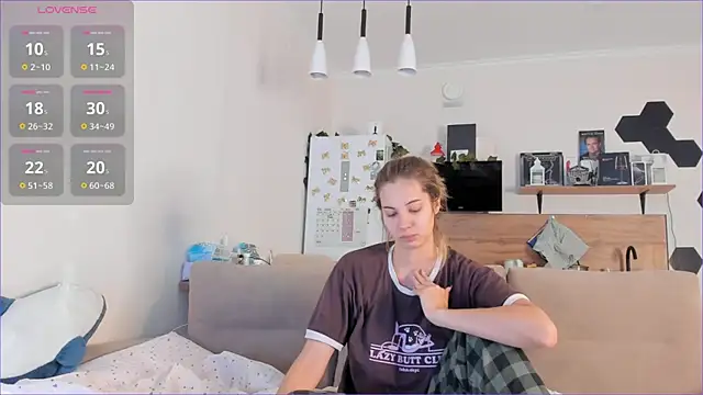 Snapshot of Girl_alone_home chatting on September 2025 03:39:02 AM Girl alone home online show from September 2025 03:39:02 AM