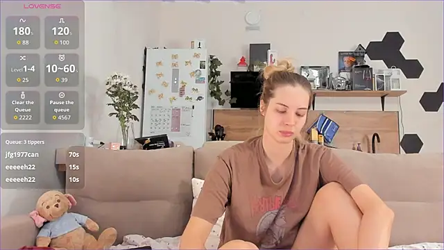 Snapshot of Girl_alone_home chatting on October 2025 04:09:01 AM Girl alone home online show from October 2025 04:09:01 AM