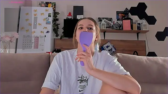 Snapshot of Girl_alone_home chatting on November 2025 03:54:02 PM Girl alone home online show from November 2025 03:54:02 PM