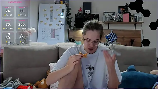 Snapshot of Girl_alone_home chatting on December 2025 05:01:01 AM Girl alone home online show from December 2025 05:01:01 AM