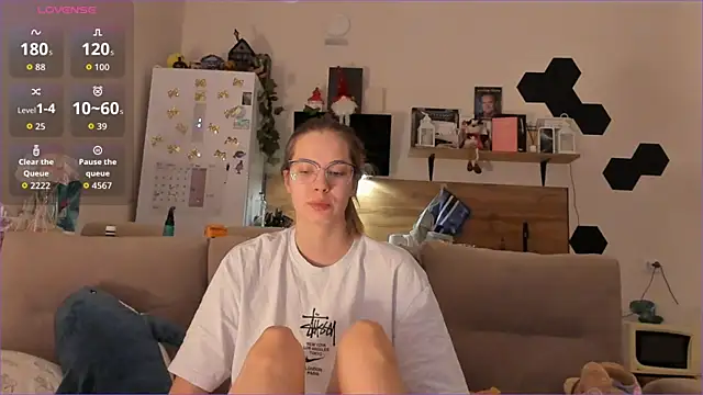 Girl alone home online show from January 2026 01:22:01 AM