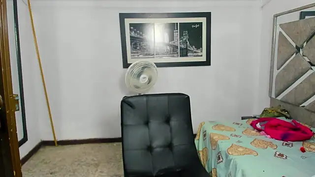 EvaxEmma online show from November 2025 12:59:02 PM