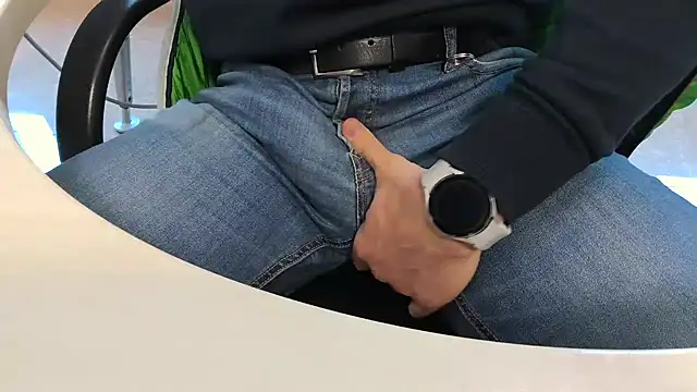 Snapshot of alessandroman2114 chatting on February 2025 11:33:01 AM alessandroman2114 online show from February 2025 11:33:01 AM