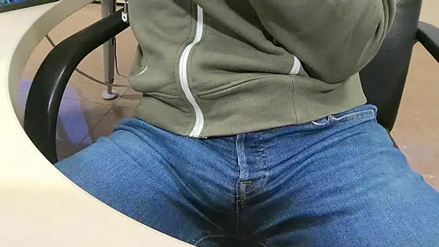 Snapshot of alessandroman2114 chatting on October 2025 04:19:02 PM alessandroman2114 online show from October 2025 04:19:02 PM