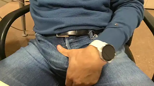 Snapshot of alessandroman2114 chatting on November 2025 05:39:02 PM alessandroman2114 online show from November 2025 05:39:02 PM