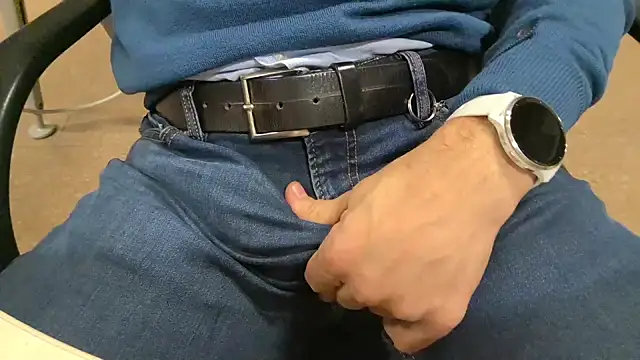 Snapshot of alessandroman2114 chatting on December 2025 05:29:02 PM alessandroman2114 online show from December 2025 05:29:02 PM