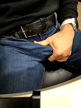 Snapshot of alessandroman2114 chatting on December 2025 05:52:02 PM alessandroman2114 online show from December 2025 05:52:02 PM