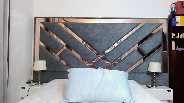 KarlaTesg online show from December 2025 10:42:02 AM