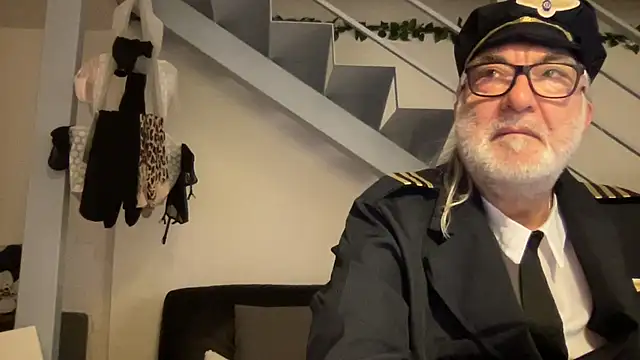 Snapshot of EroticVenetian chatting on March 2025 06:21:01 AM EroticVenetian online show from March 2025 06:21:01 AM