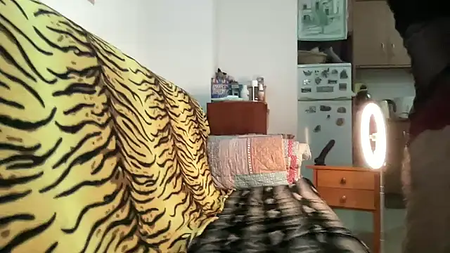 Snapshot of EroticVenetian chatting on November 2025 06:56:02 AM EroticVenetian online show from November 2025 06:56:02 AM