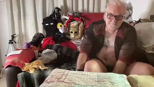 Snapshot of EroticVenetian chatting on November 2025 07:07:01 AM EroticVenetian online show from November 2025 07:07:01 AM