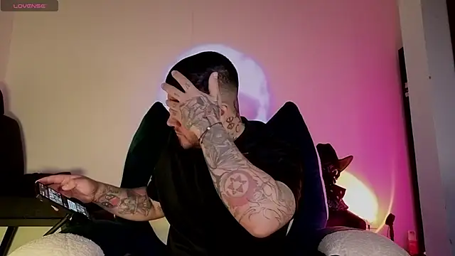 Ash gusbig online show from November 2025 04:00:01 AM