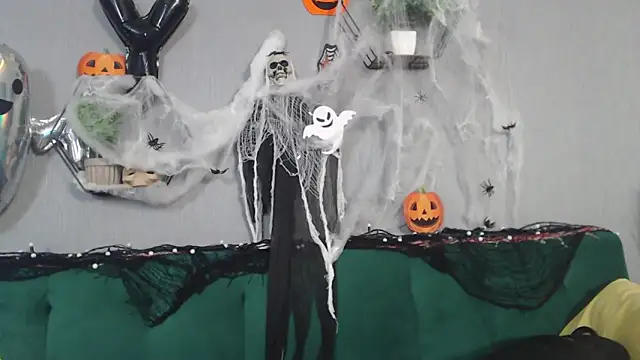 Snapshot of IzabelllNoir chatting on October 2025 06:37:01 AM IzabelllNoir online show from October 2025 06:37:01 AM