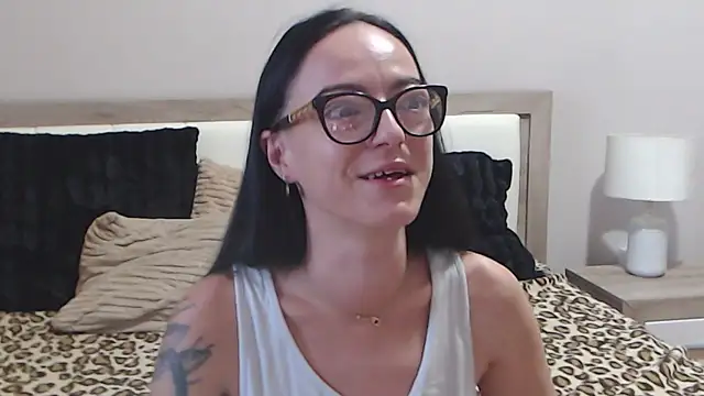 Snapshot of IzabelllNoir chatting on June 2026 07:44:02 AM IzabelllNoir online show from June 2026 07:44:02 AM