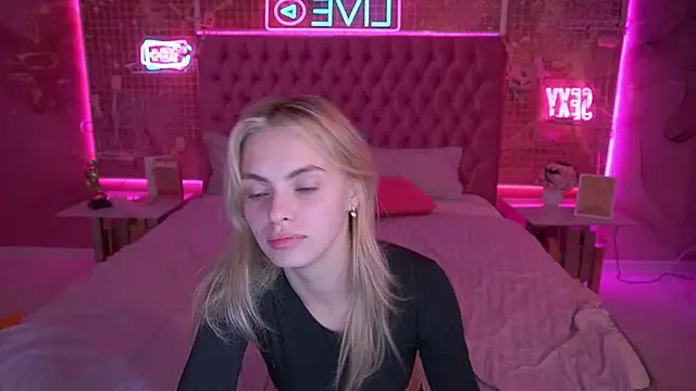 Snapshot of ChloeBrightt chatting on November 2025 09:48:02 PM ChloeBrightt online show from November 2025 09:48:02 PM