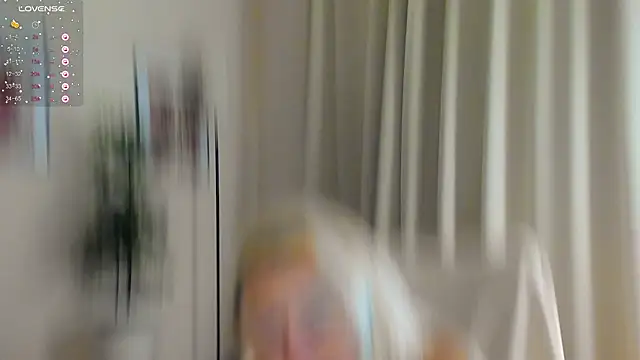 Snapshot of mira_robinsonnn chatting on September 2025 03:06:01 PM mira robinsonnn online show from September 2025 03:06:01 PM