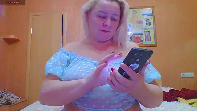 Snapshot of mira_robinsonnn chatting on November 2025 10:23:01 AM mira robinsonnn online show from November 2025 10:23:01 AM