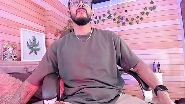 Snapshot of Tom_cooper_ chatting on February 2025 01:30:01 PM Tom cooper online show from February 2025 01:30:01 PM