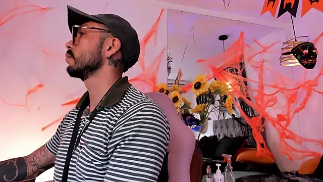 Snapshot of Tom_cooper_ chatting on October 2025 12:42:02 PM Tom cooper online show from October 2025 12:42:02 PM