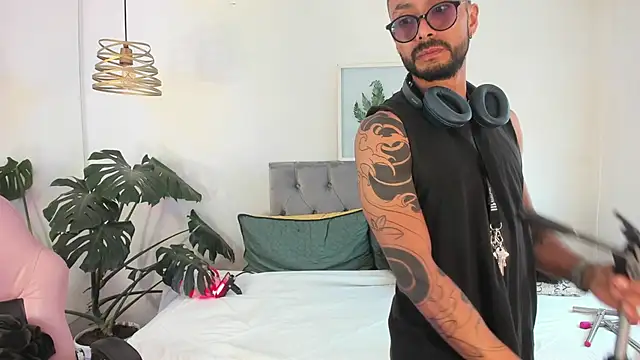 Snapshot of Tom_cooper_ chatting on November 2025 01:02:02 PM Tom cooper online show from November 2025 01:02:02 PM