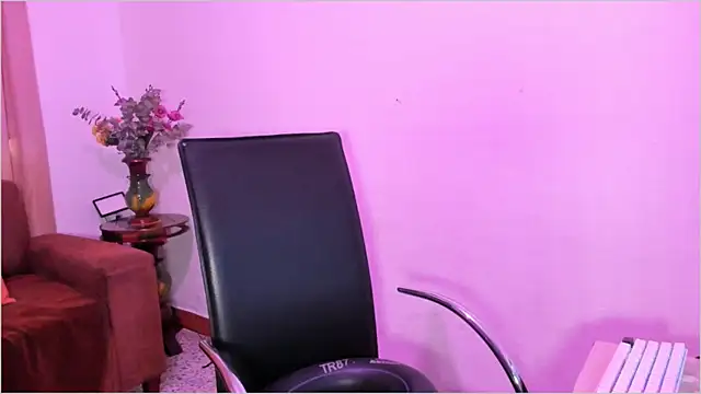 Snapshot of Lauren_A chatting on October 2025 07:40:01 PM Lauren A online show from October 2025 07:40:01 PM