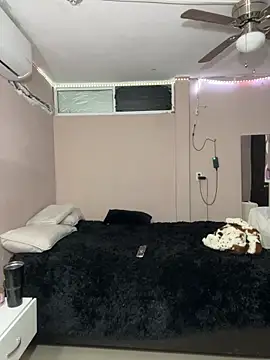 Snapshot of DarianaGuzz chatting on January 2025 12:52:02 AM DarianaGuzz online show from January 2025 12:52:02 AM