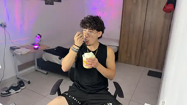 Snapshot of Kisan_Smith chatting on November 2025 01:49:01 AM Kisan Smith online show from November 2025 01:49:01 AM