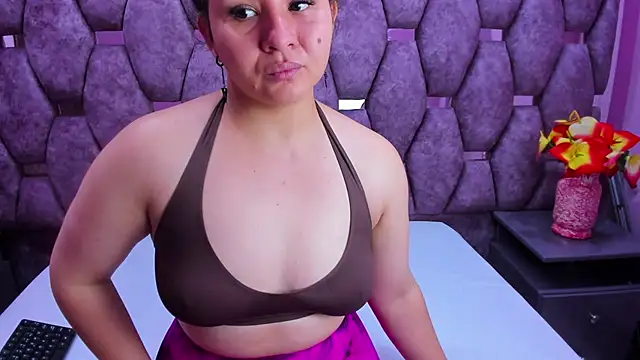 Snapshot of AlaSmith chatting on September 2025 01:43:01 AM AlaSmith online show from September 2025 01:43:01 AM