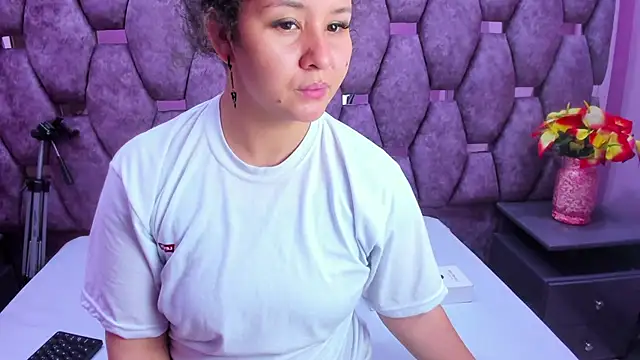 Snapshot of AlaSmith chatting on October 2025 02:06:01 AM AlaSmith online show from October 2025 02:06:01 AM