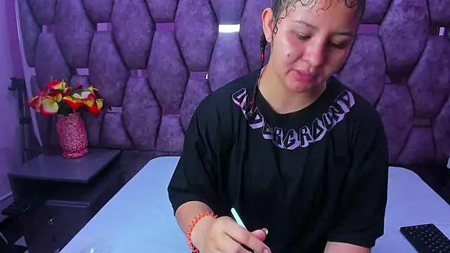 Snapshot of AlaSmith chatting on October 2025 02:23:02 AM AlaSmith online show from October 2025 02:23:02 AM