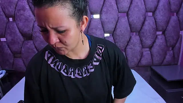 Snapshot of AlaSmith chatting on October 2025 01:17:02 AM AlaSmith online show from October 2025 01:17:02 AM