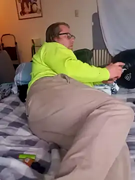 Snapshot of Mic_Oxinner chatting on February 2025 10:10:01 PM Mic Oxinner online show from February 2025 10:10:01 PM