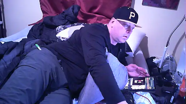 Snapshot of Mic_Oxinner chatting on October 2025 09:02:01 PM Mic Oxinner online show from October 2025 09:02:01 PM