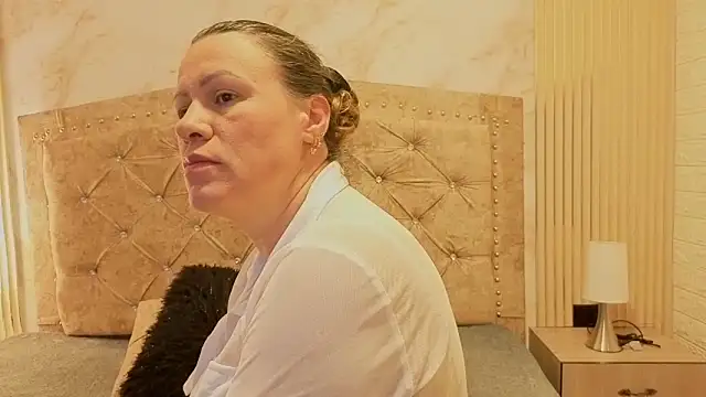 charlotte  G online show from November 2025 11:32:02 AM