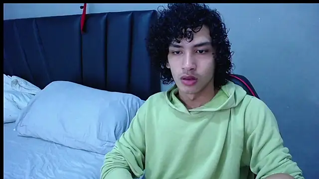 Snapshot of Tayronx33 chatting on October 2025 06:30:01 PM Tayronx33 online show from October 2025 06:30:01 PM