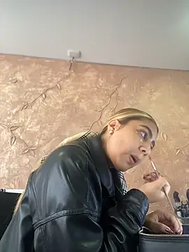 Miabonnett  online show from November 2025 12:15:02 PM