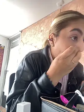 Miabonnett  online show from November 2025 12:15:02 PM