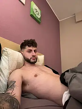 Snapshot of michifolli92 chatting on December 2024 08:08:01 PM michifolli92 online show from December 2024 08:08:01 PM