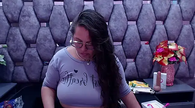 Snapshot of SaraThomso chatting on December 2024 03:02:02 AM SaraThomso online show from December 2024 03:02:02 AM