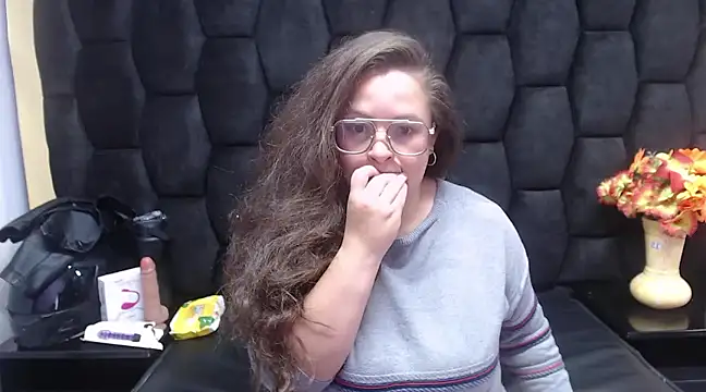 Snapshot of SaraThomso chatting on December 2024 01:51:02 PM SaraThomso online show from December 2024 01:51:02 PM