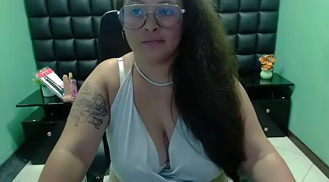 Snapshot of SaraThomso chatting on March 2025 06:16:01 AM SaraThomso online show from March 2025 06:16:01 AM