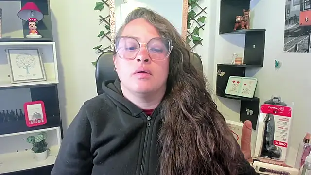 Snapshot of SaraThomso chatting on October 2025 03:37:02 AM SaraThomso online show from October 2025 03:37:02 AM