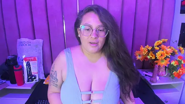 Snapshot of SaraThomso chatting on November 2025 03:29:02 AM SaraThomso online show from November 2025 03:29:02 AM