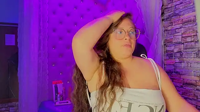 Snapshot of SaraThomso chatting on November 2025 03:39:01 AM SaraThomso online show from November 2025 03:39:01 AM