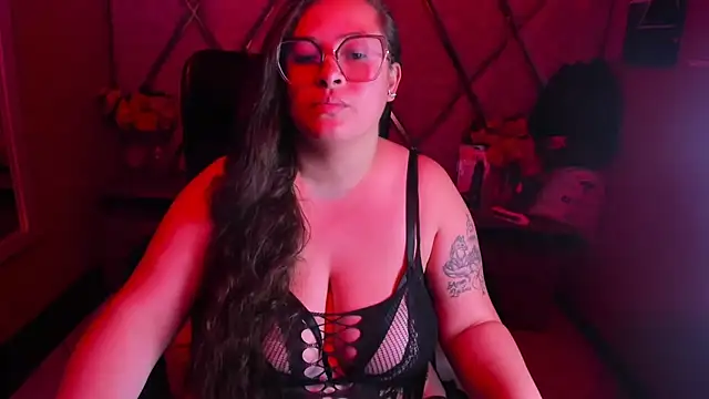 Snapshot of SaraThomso chatting on November 2025 03:38:02 AM SaraThomso online show from November 2025 03:38:02 AM