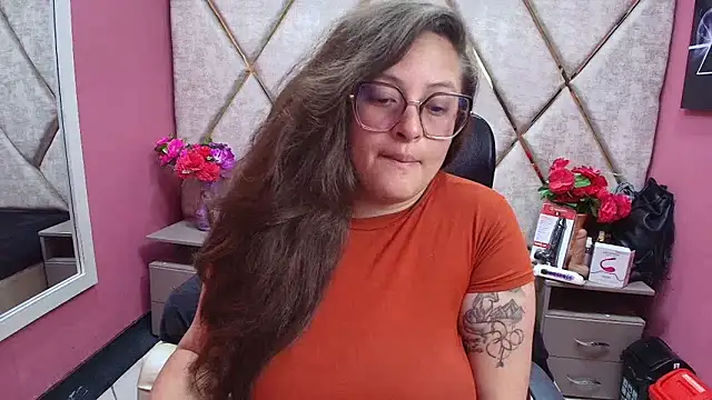 Snapshot of SaraThomso chatting on November 2025 01:45:02 PM SaraThomso online show from November 2025 01:45:02 PM